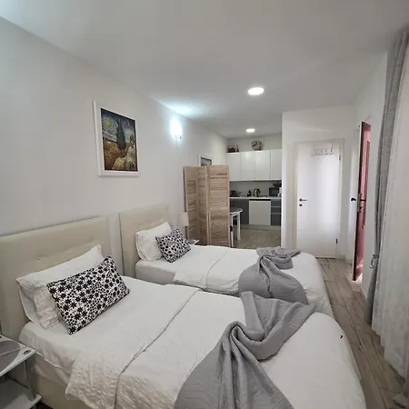 Apartments And Rooms Villa Lina Apartman